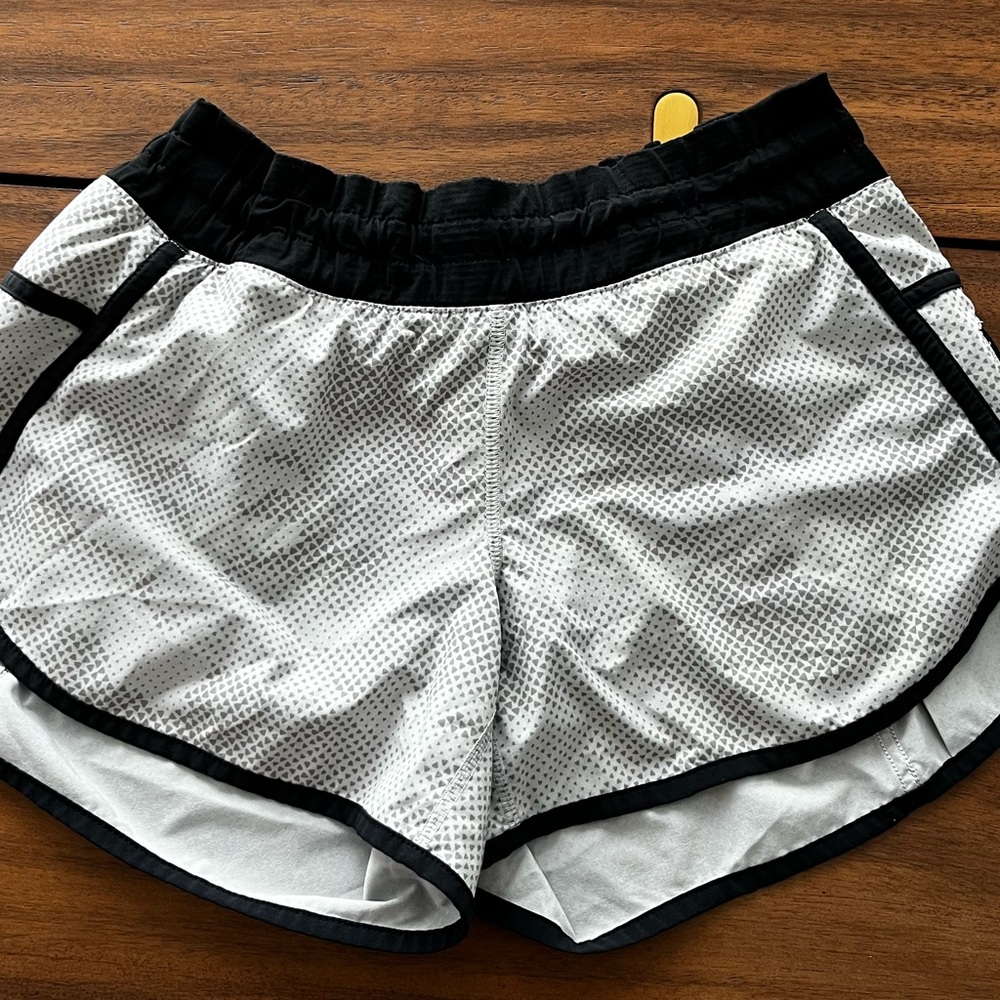 Lululemon Tracker Short III Diamond Camo Silver size 6 - Picture 4 of 11